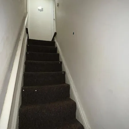 Lovely Room Within 5 Mins Walk To Stoke Train Station With Double And Single Room Exterior photo