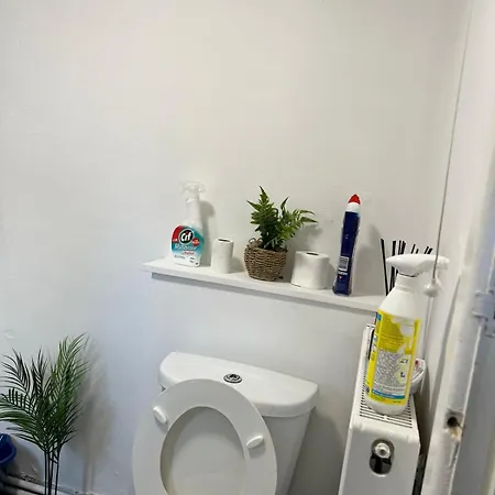 Lovely Room Within 5 Mins Walk To Stoke Train Station With Double And Single Room Exterior photo