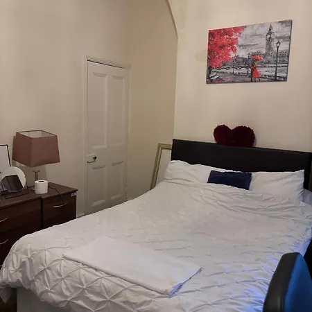 Lovely Room Within 5 Mins Walk To Stoke Train Station With Double And Single Room Exterior photo
