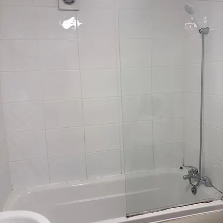 Lovely Room Within 5 Mins Walk To Stoke Train Station With Double And Single Room Exterior photo