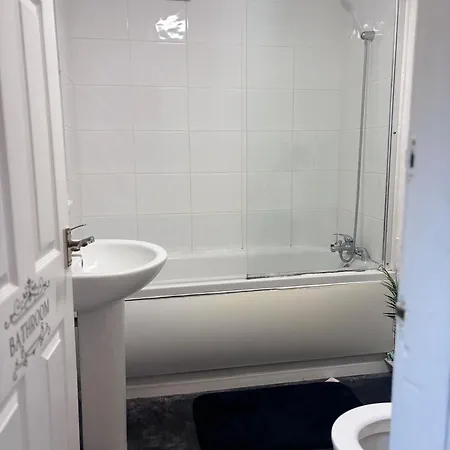 Lovely Room Within 5 Mins Walk To Stoke Train Station With Double And Single Room Exterior photo