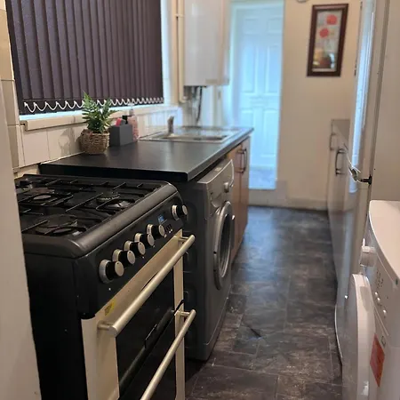 Lovely Room Within 5 Mins Walk To Stoke Train Station With Double And Single Room Exterior photo
