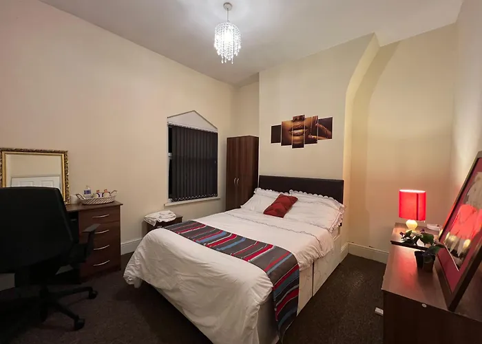 Lovely Room Within 5 Mins Walk To Stoke Train Station With Double And Single Room