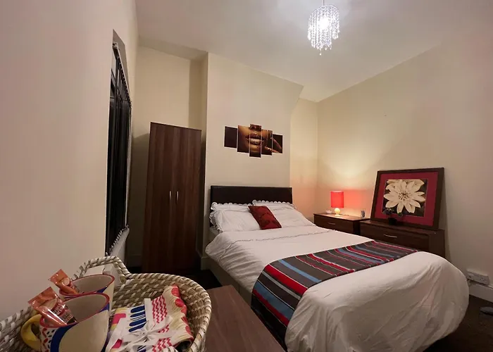 Lovely Room Within 5 Mins Walk To Stoke Train Station With Double And Single Room