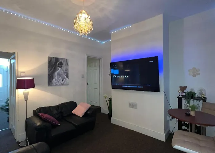 Lovely Room Within 5 Mins Walk To Stoke Train Station With Double And Single Room