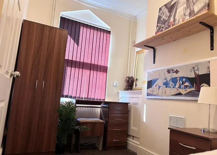 Lovely Room Within 5 Mins Walk To Stoke Train Station With Double And Single Room