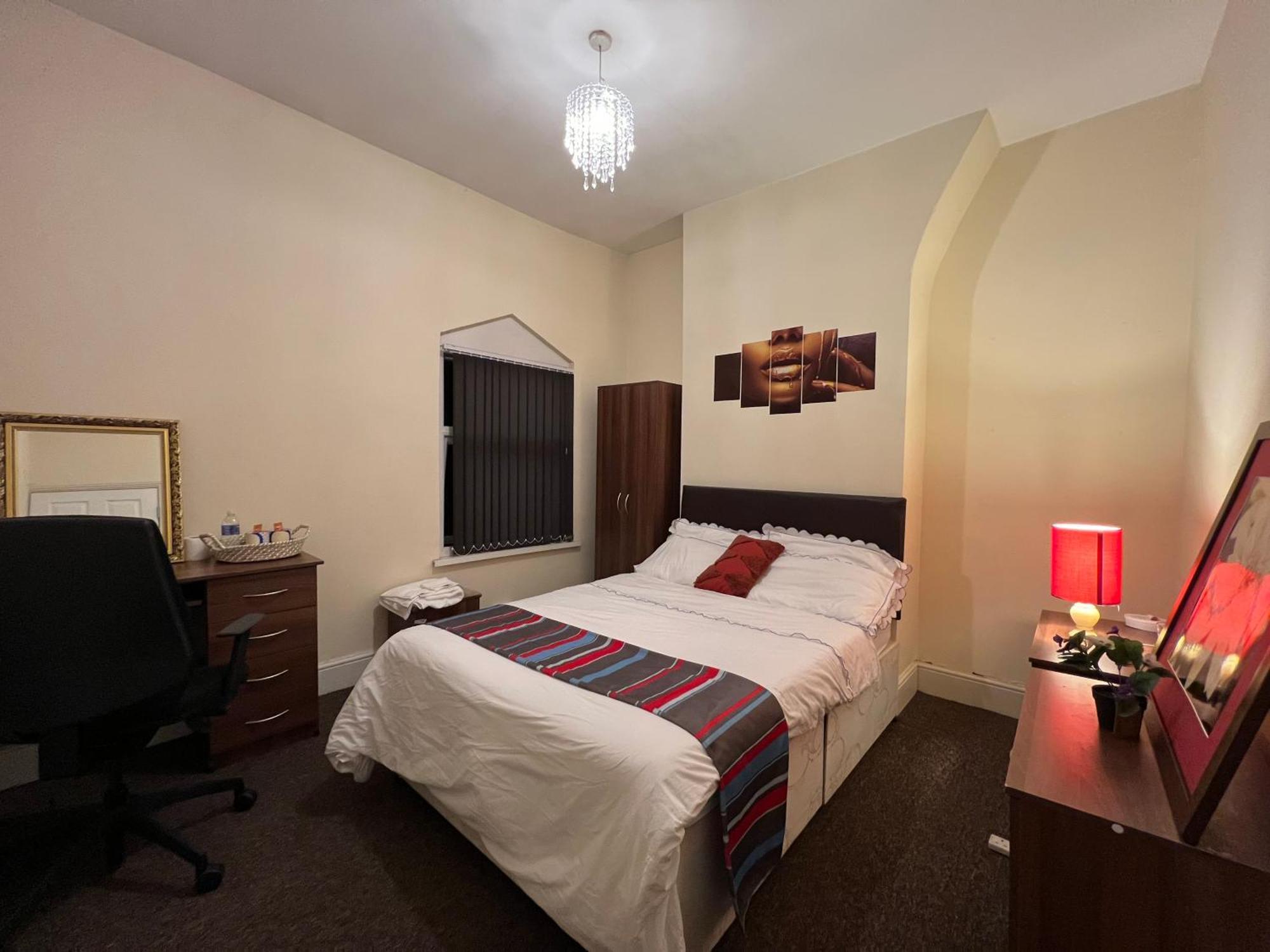Lovely Within 5 Mins Walk To Train Station With Double And Single Homestay