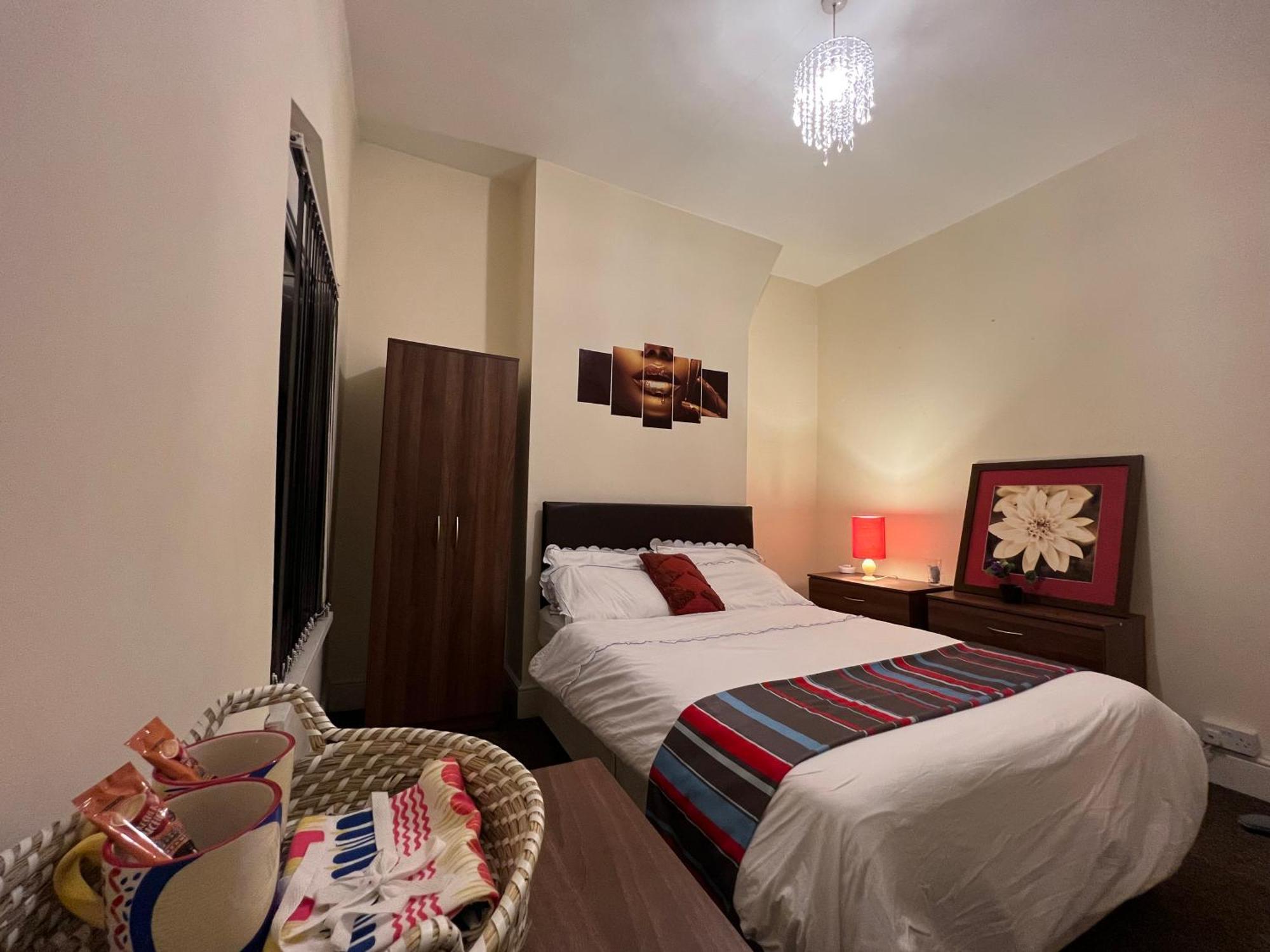 Lovely Within 5 Mins Walk To Train Station With Double And Single * Stoke-on-Trent