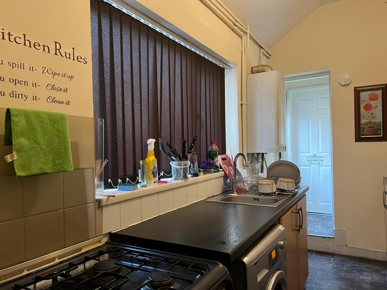 Lovely Within 5 Mins Walk To Train Station With Double And Single *