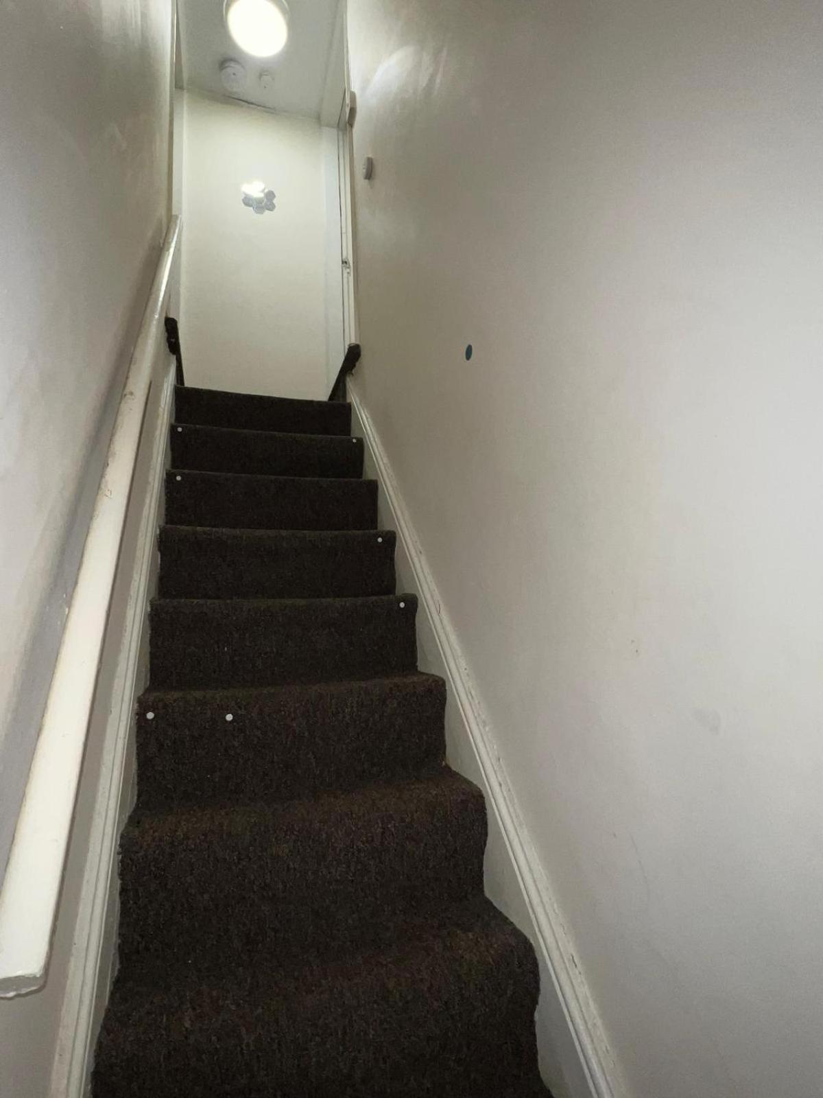 Lovely Within 5 Mins Walk To Train Station With Double And Single