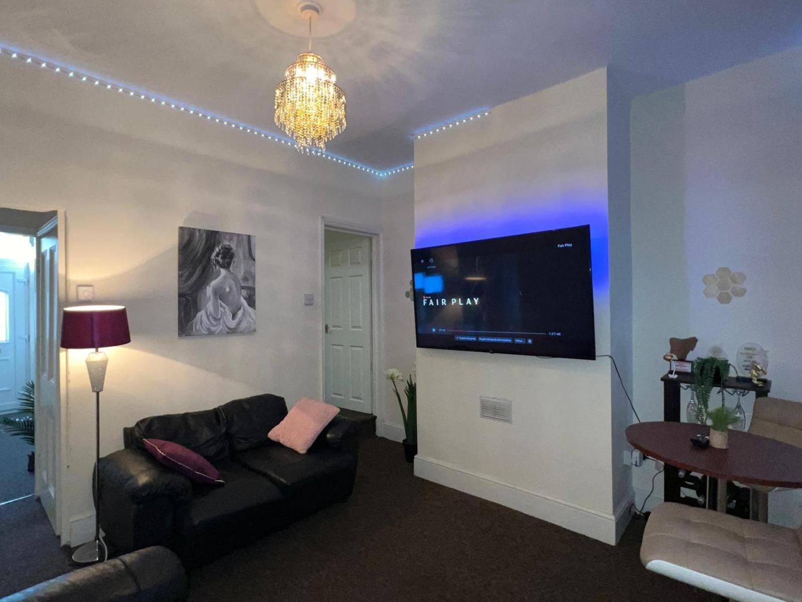 Lovely Within 5 Mins Walk To Train Station With Double And Single *