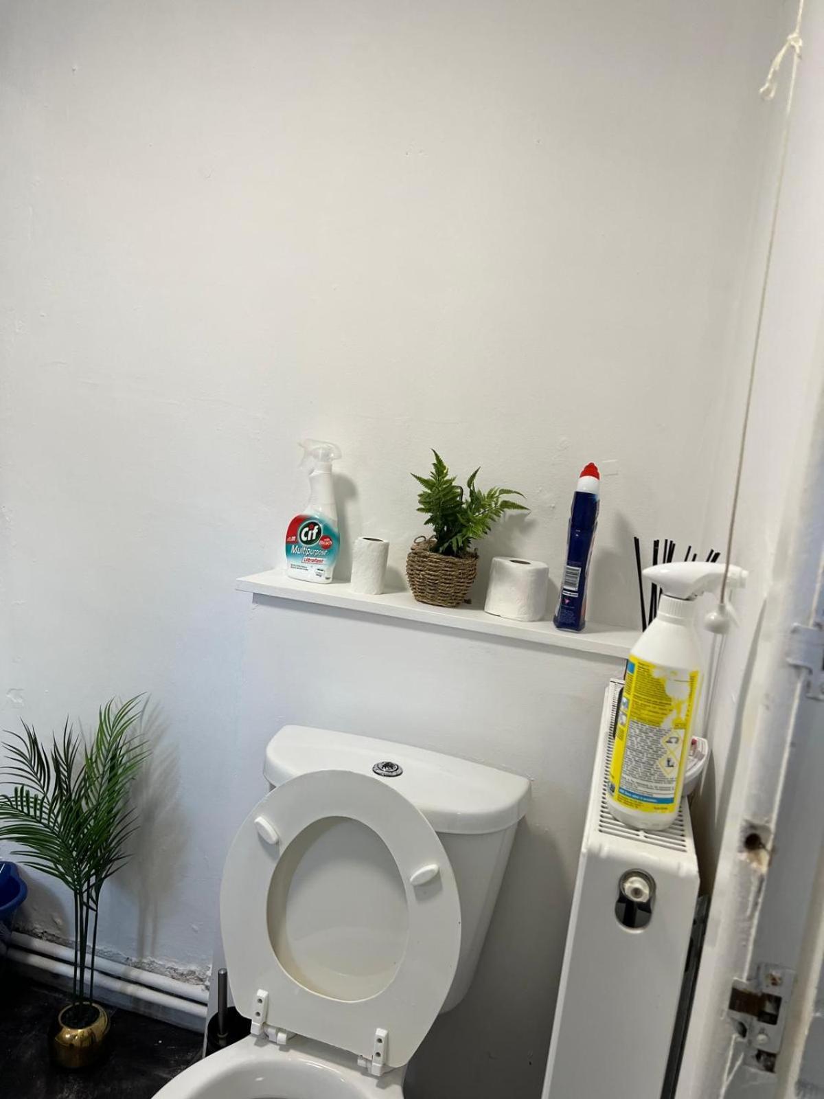 Homestay Lovely Within 5 Mins Walk To Train Station With Double And Single