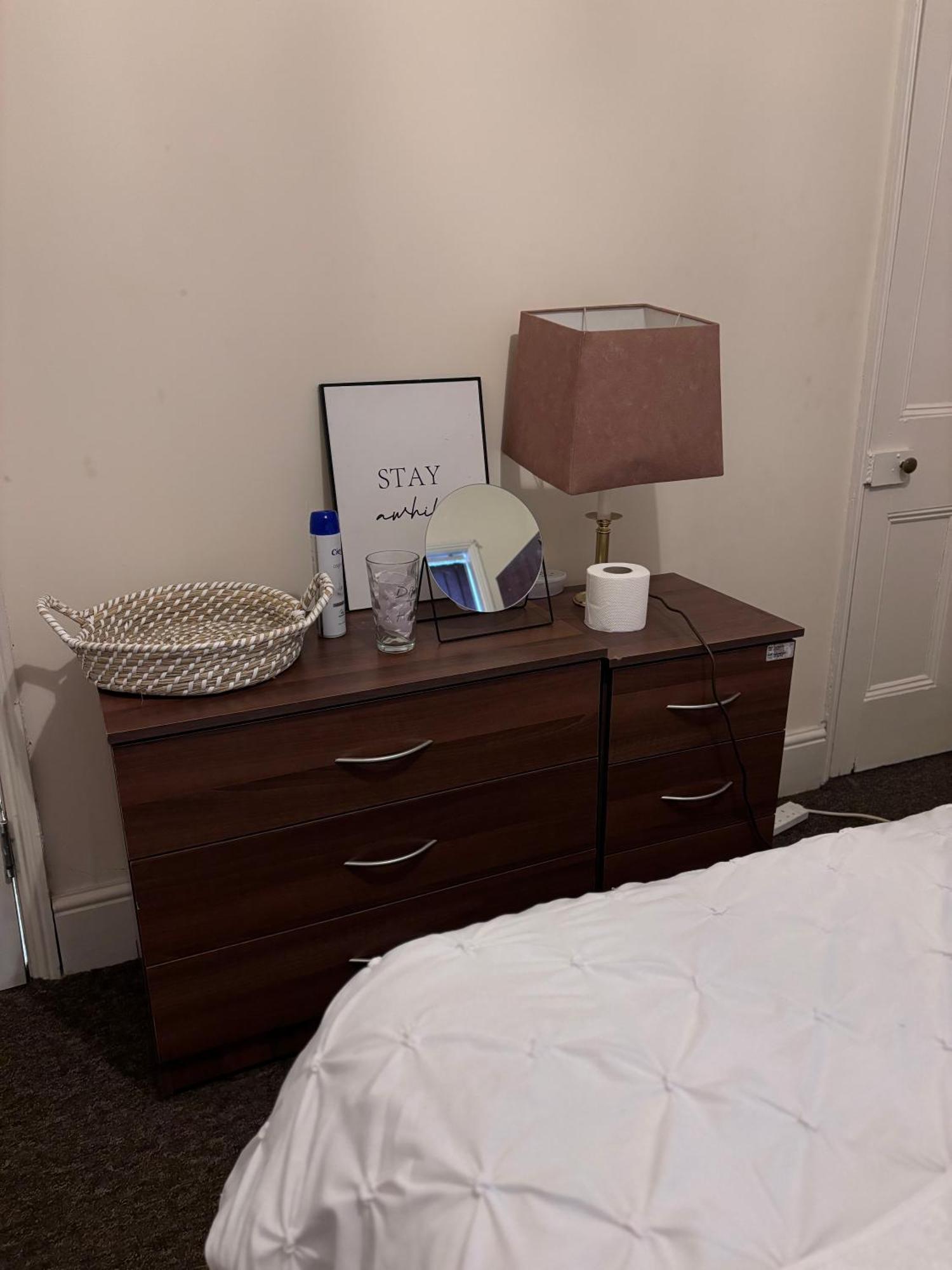 Lovely Within 5 Mins Walk To Train Station With Double And Single *