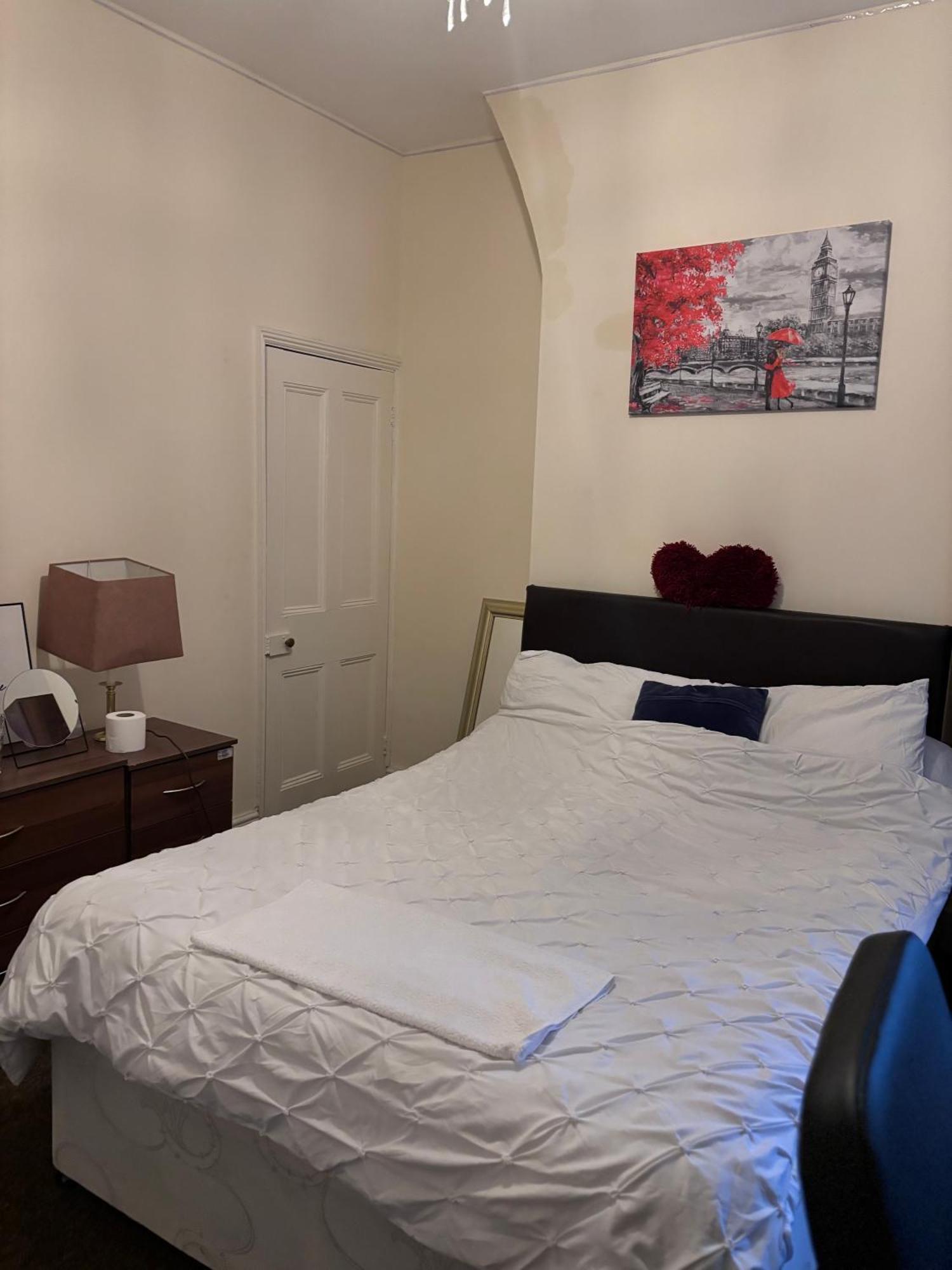 Lovely Within 5 Mins Walk To Train Station With Double And Single