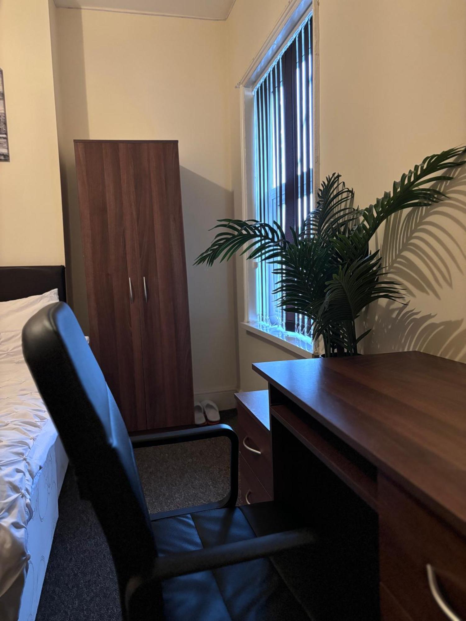 Lovely Within 5 Mins Walk To Train Station With Double And Single *