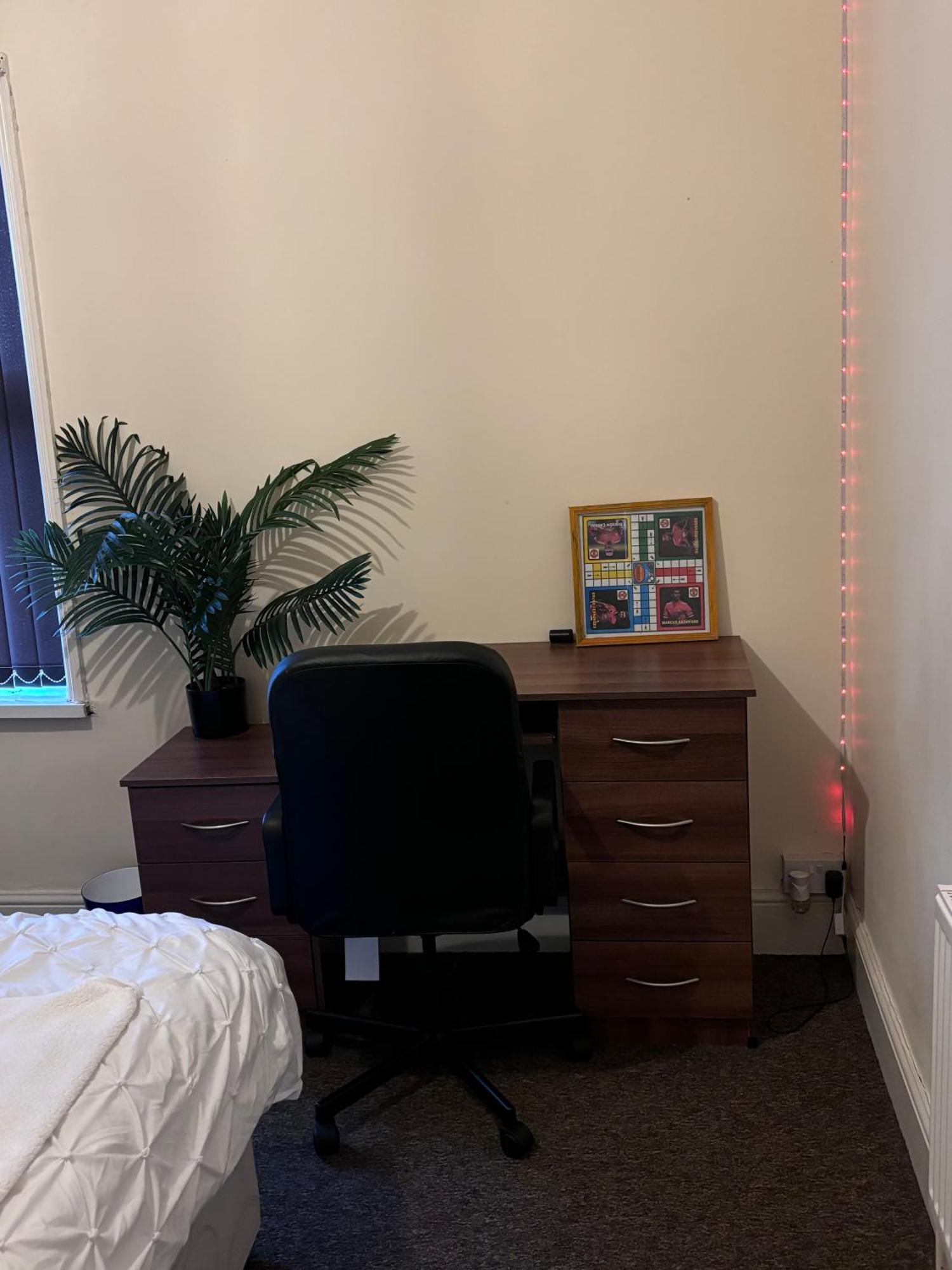 Homestay Lovely Within 5 Mins Walk To Train Station With Double And Single Stoke-on-Trent