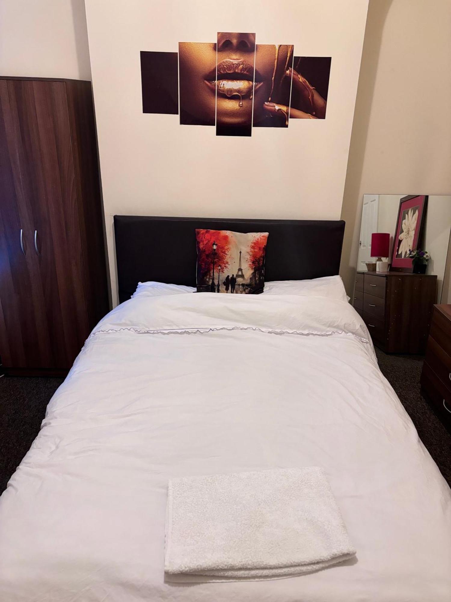 Lovely Within 5 Mins Walk To Train Station With Double And Single Homestay