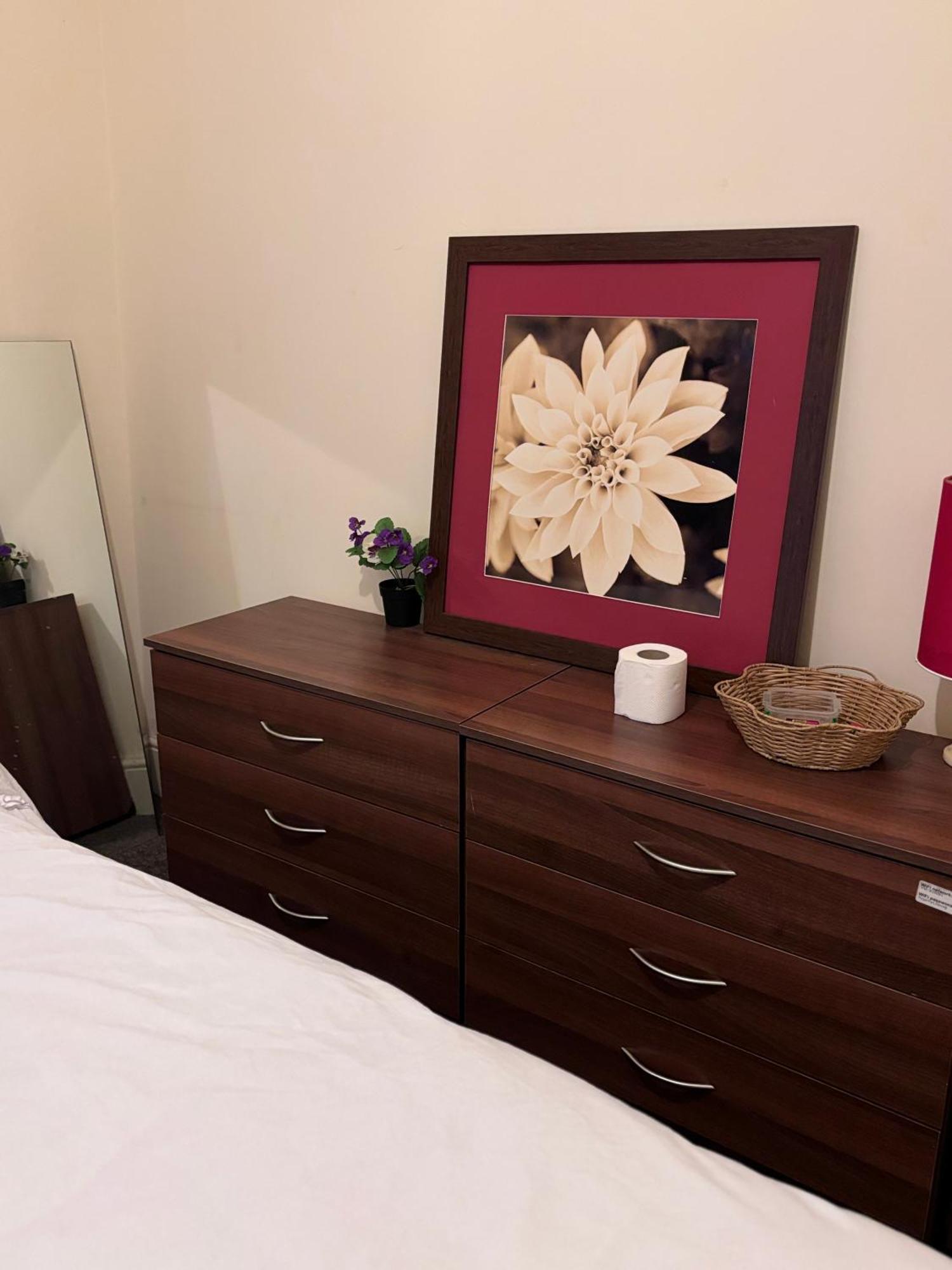 Lovely Within 5 Mins Walk To Train Station With Double And Single Homestay *