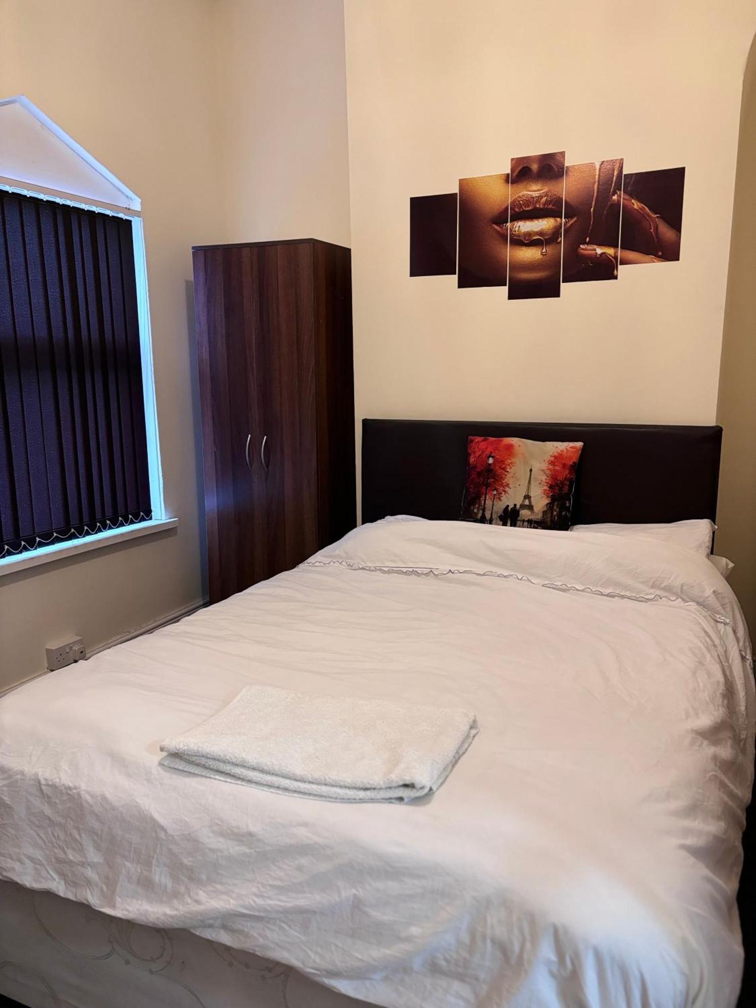 Homestay Lovely Within 5 Mins Walk To Train Station With Double And Single *