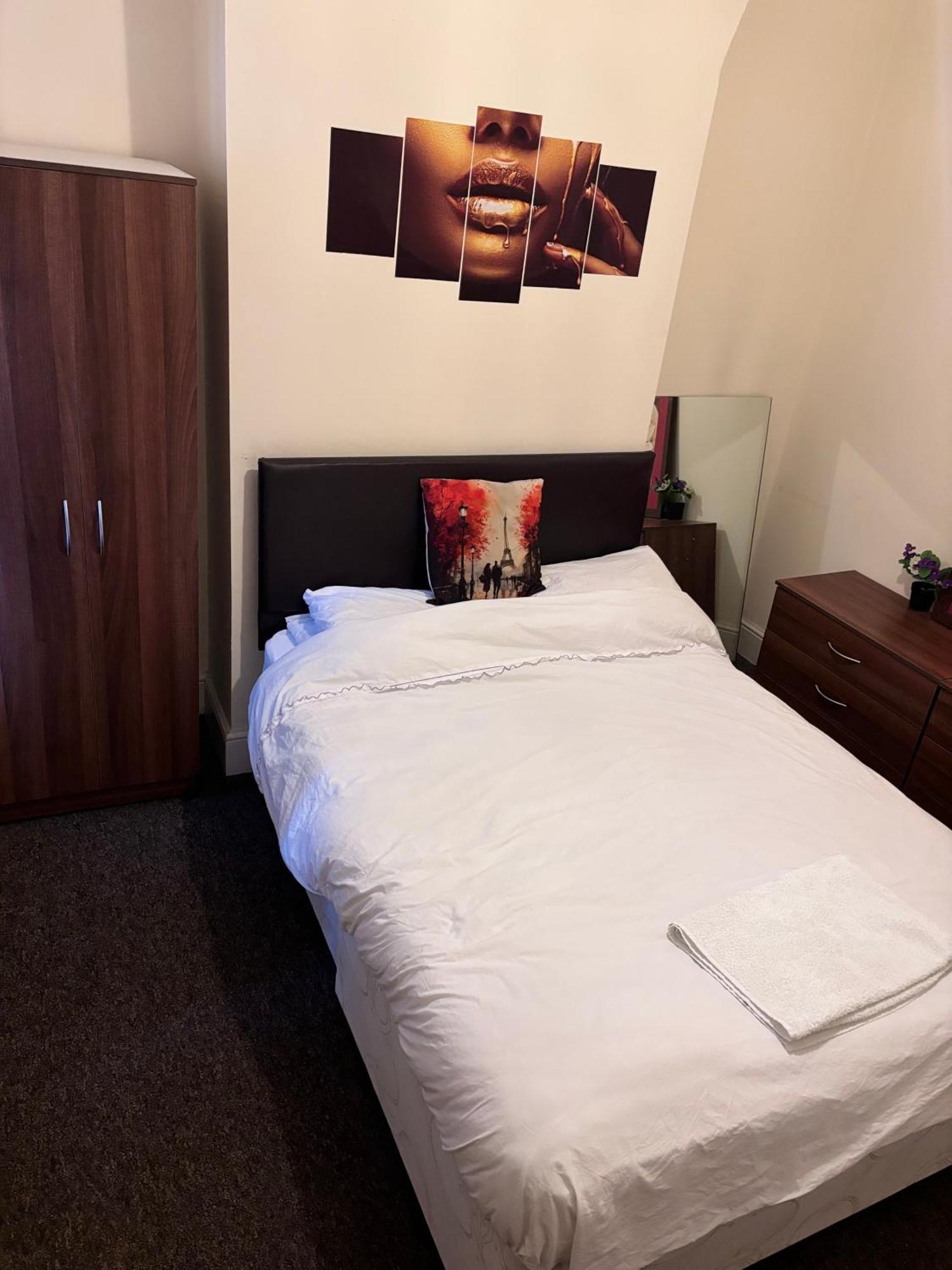 Lovely Within 5 Mins Walk To Train Station With Double And Single Stoke-on-Trent