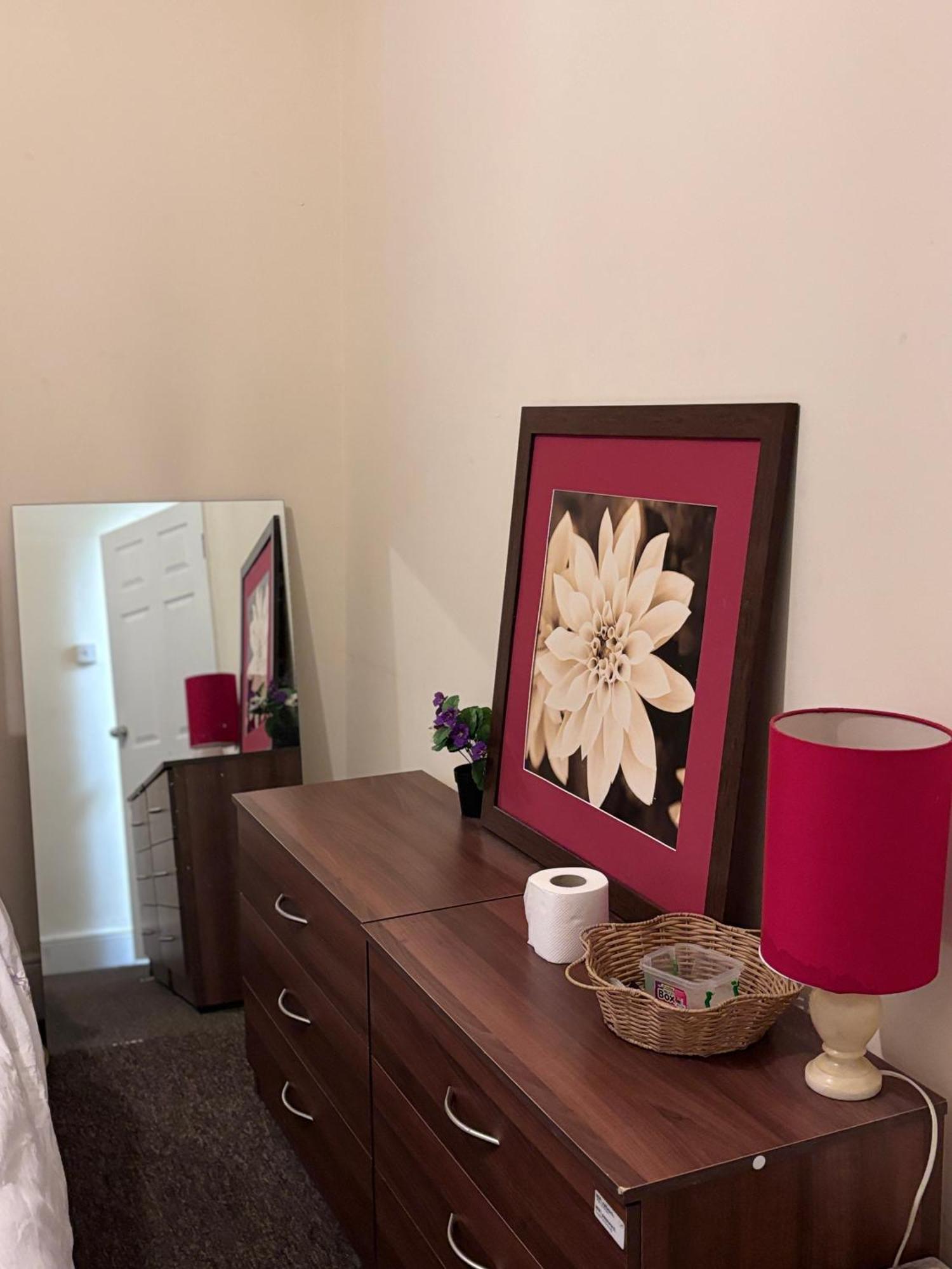 Homestay Lovely Within 5 Mins Walk To Train Station With Double And Single *