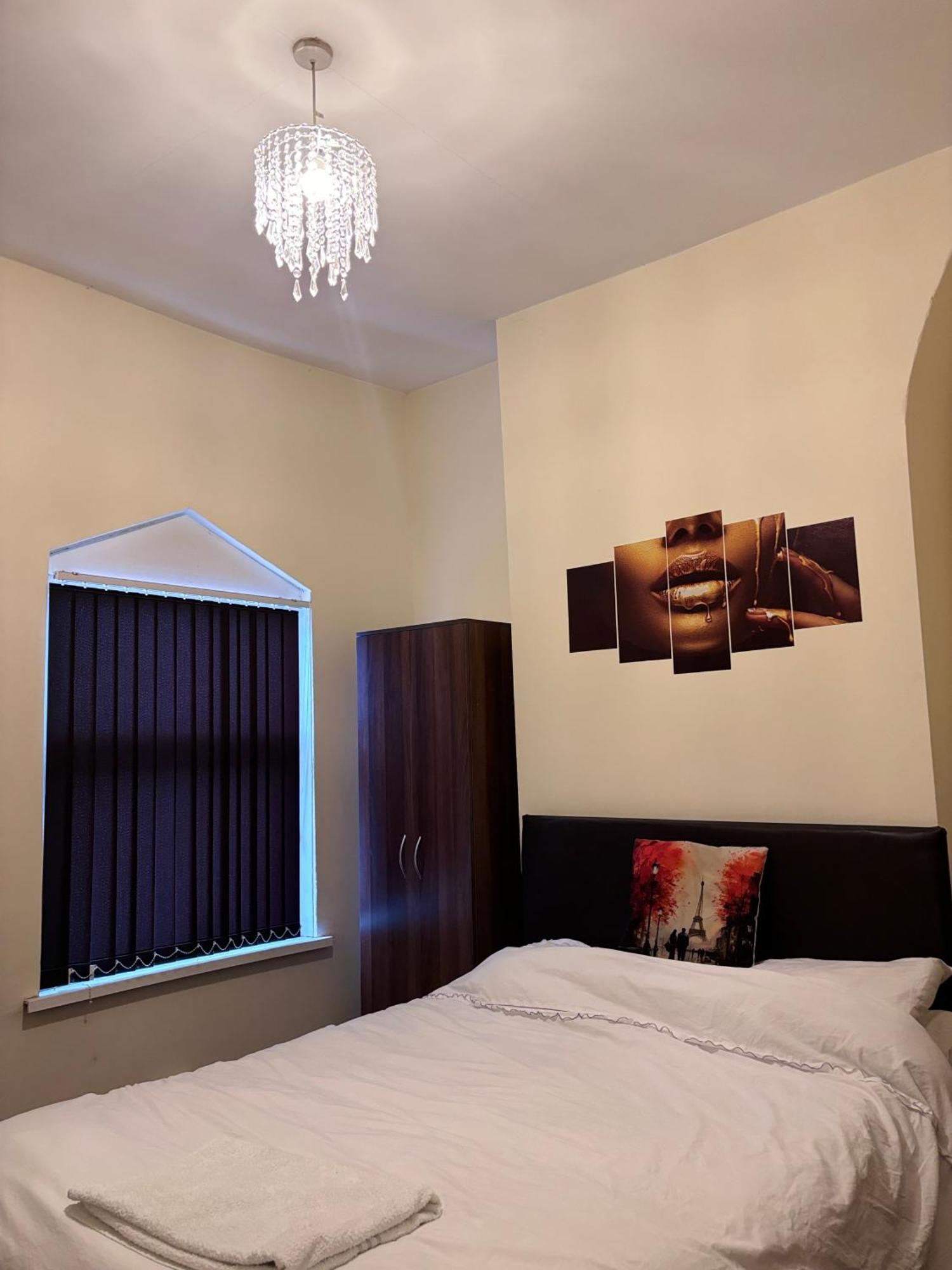 Lovely Within 5 Mins Walk To Train Station With Double And Single *