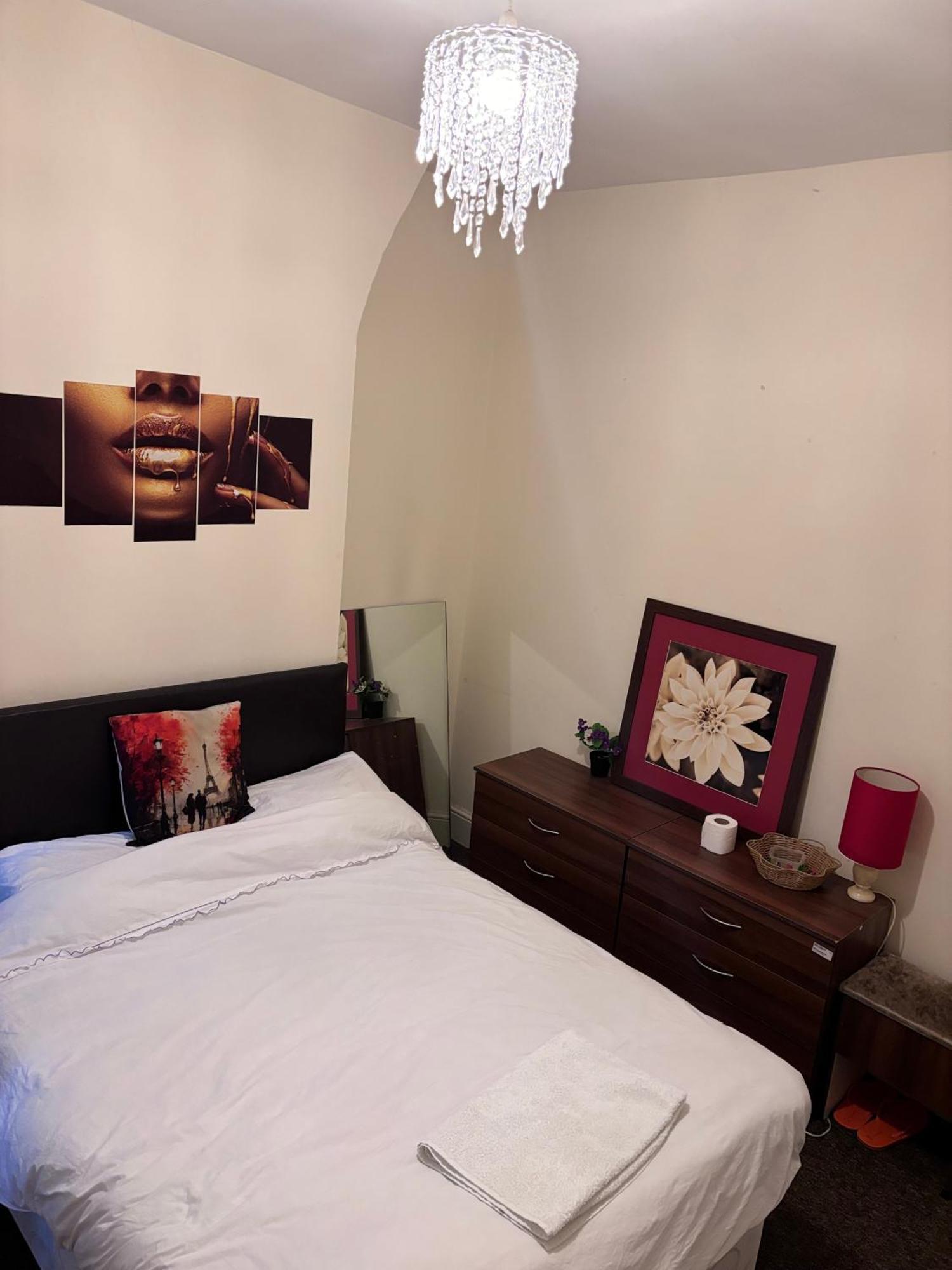 Lovely Within 5 Mins Walk To Train Station With Double And Single * Stoke-on-Trent