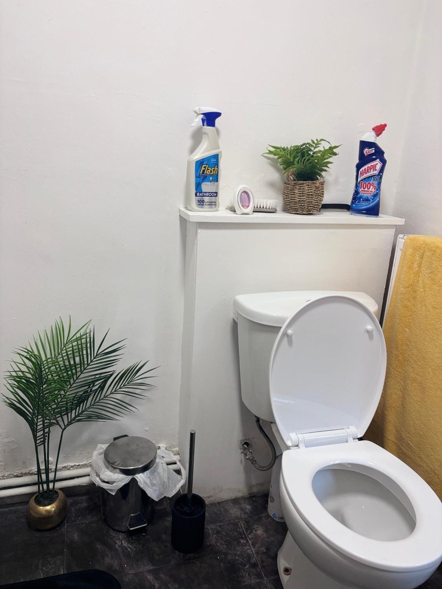 Lovely Within 5 Mins Walk To Train Station With Double And Single *