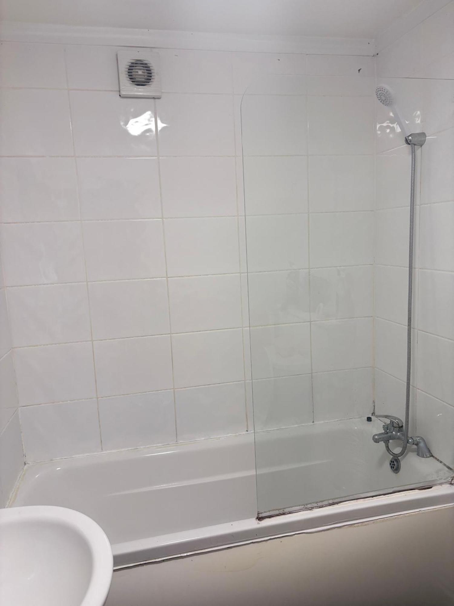 Lovely Within 5 Mins Walk To Train Station With Double And Single * Stoke-on-Trent