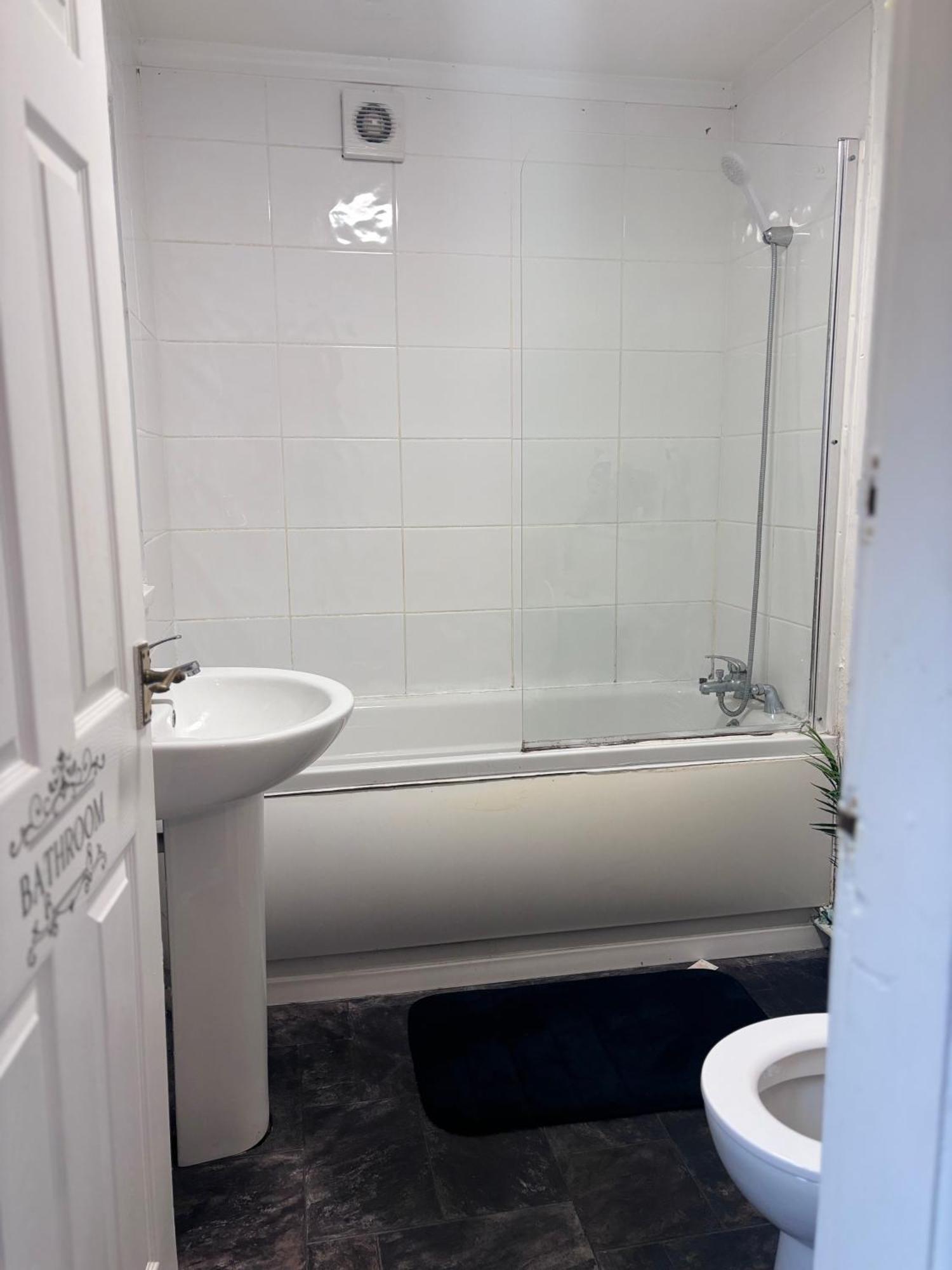 Lovely Within 5 Mins Walk To Train Station With Double And Single Homestay *
