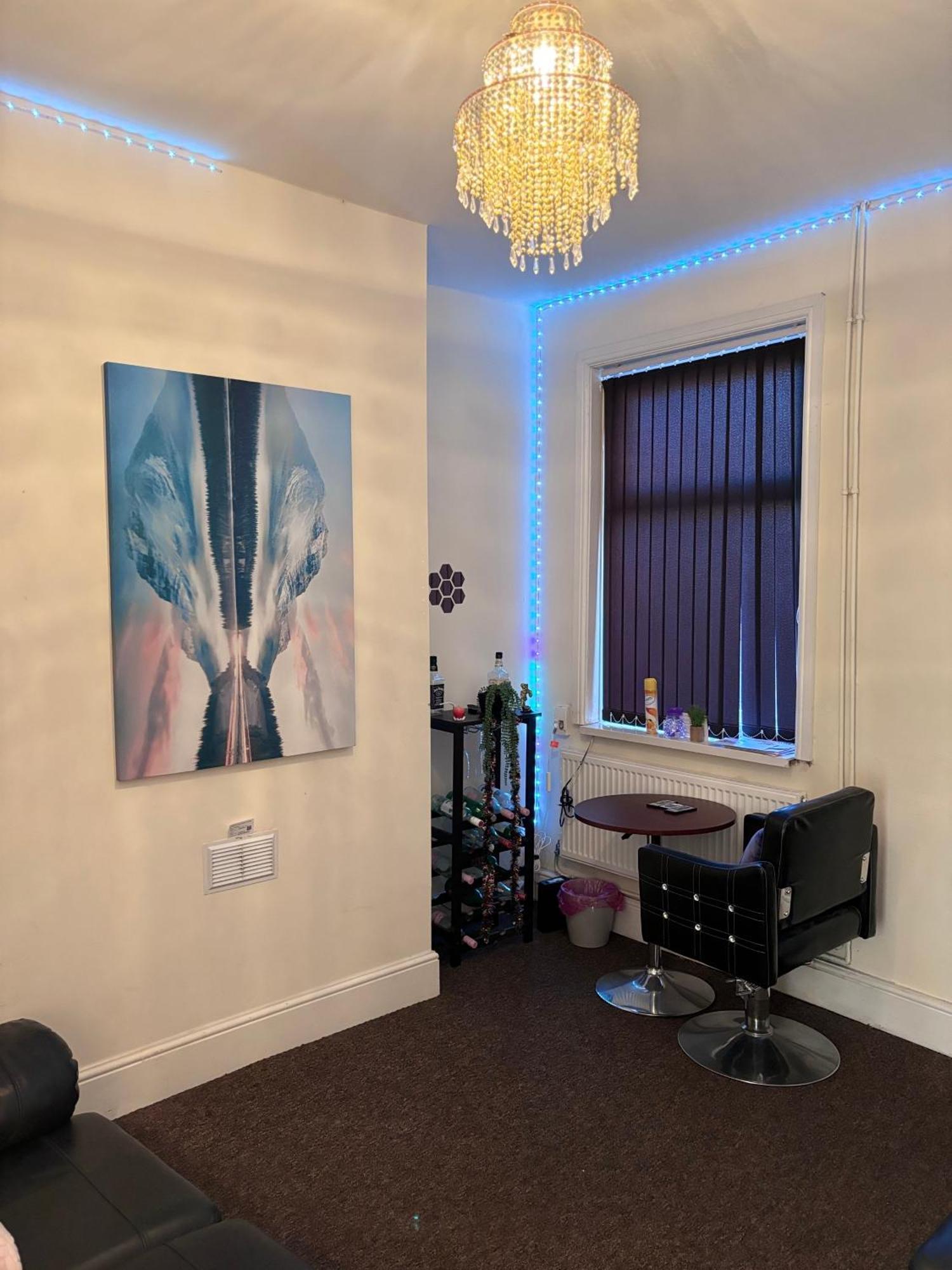 Lovely Within 5 Mins Walk To Train Station With Double And Single *