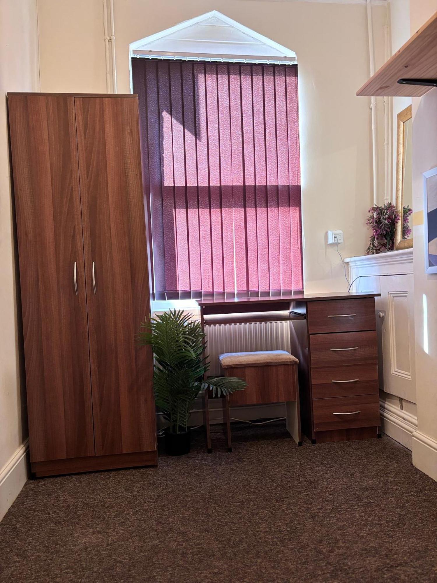 Lovely Within 5 Mins Walk To Train Station With Double And Single Homestay Stoke-on-Trent