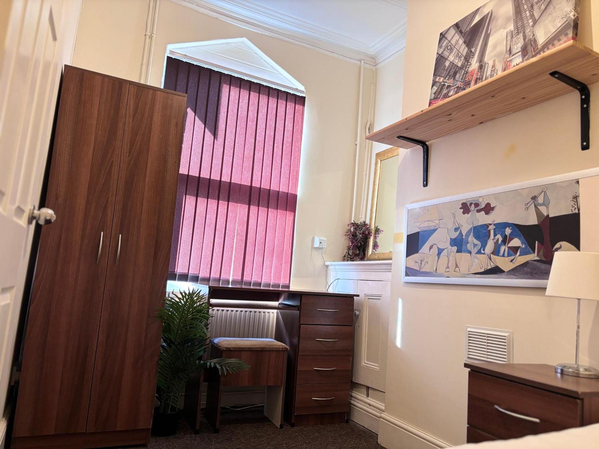 Lovely Within 5 Mins Walk To Train Station With Double And Single Homestay Stoke-on-Trent