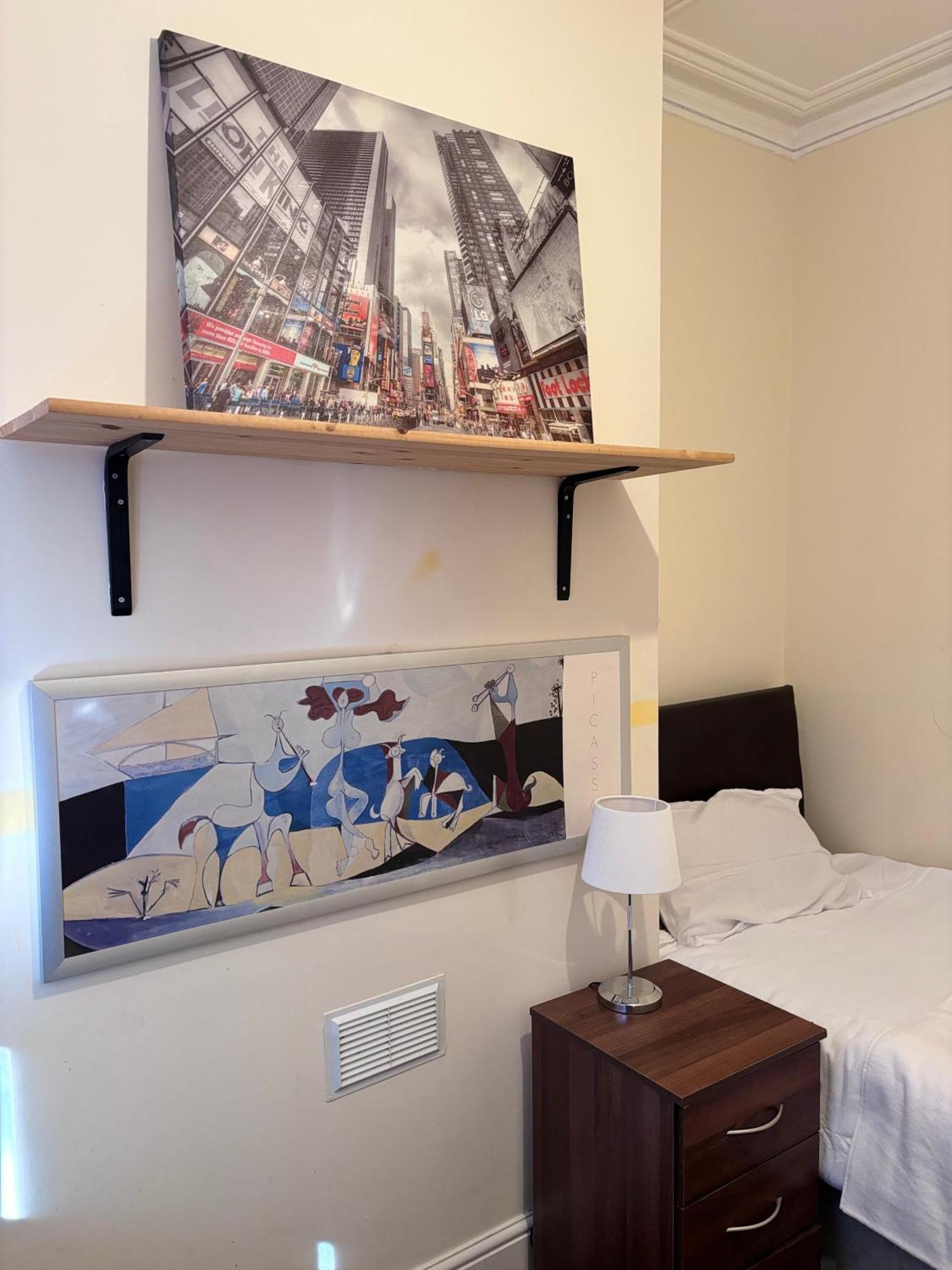 Lovely Within 5 Mins Walk To Train Station With Double And Single * Stoke-on-Trent