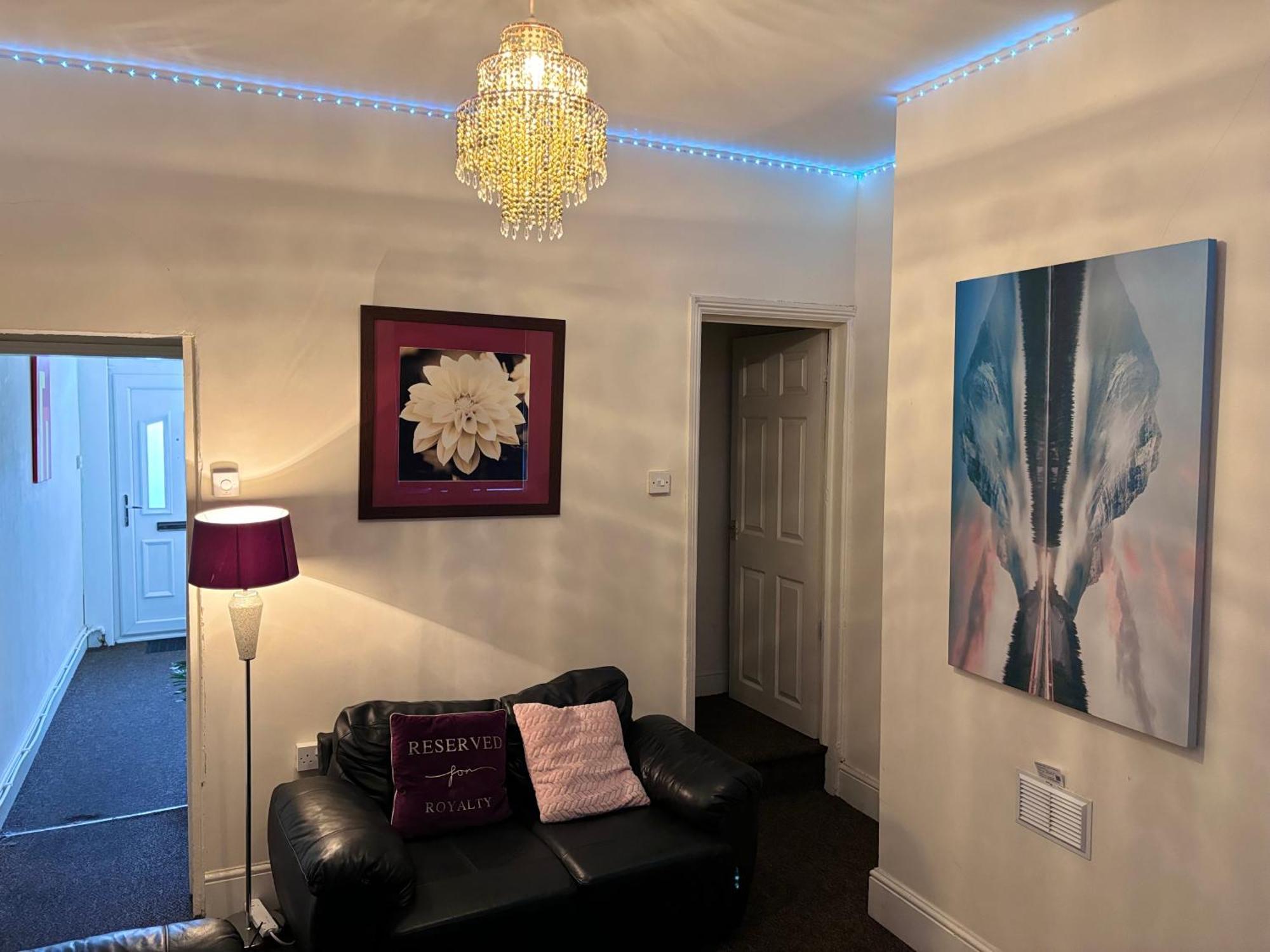 Lovely Within 5 Mins Walk To Train Station With Double And Single Homestay