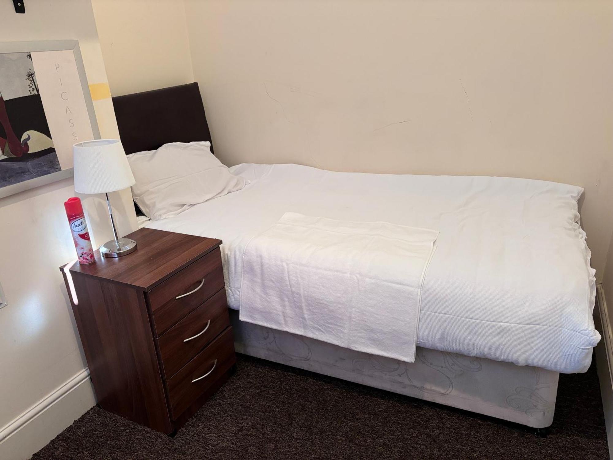 Lovely Within 5 Mins Walk To Train Station With Double And Single Homestay Stoke-on-Trent