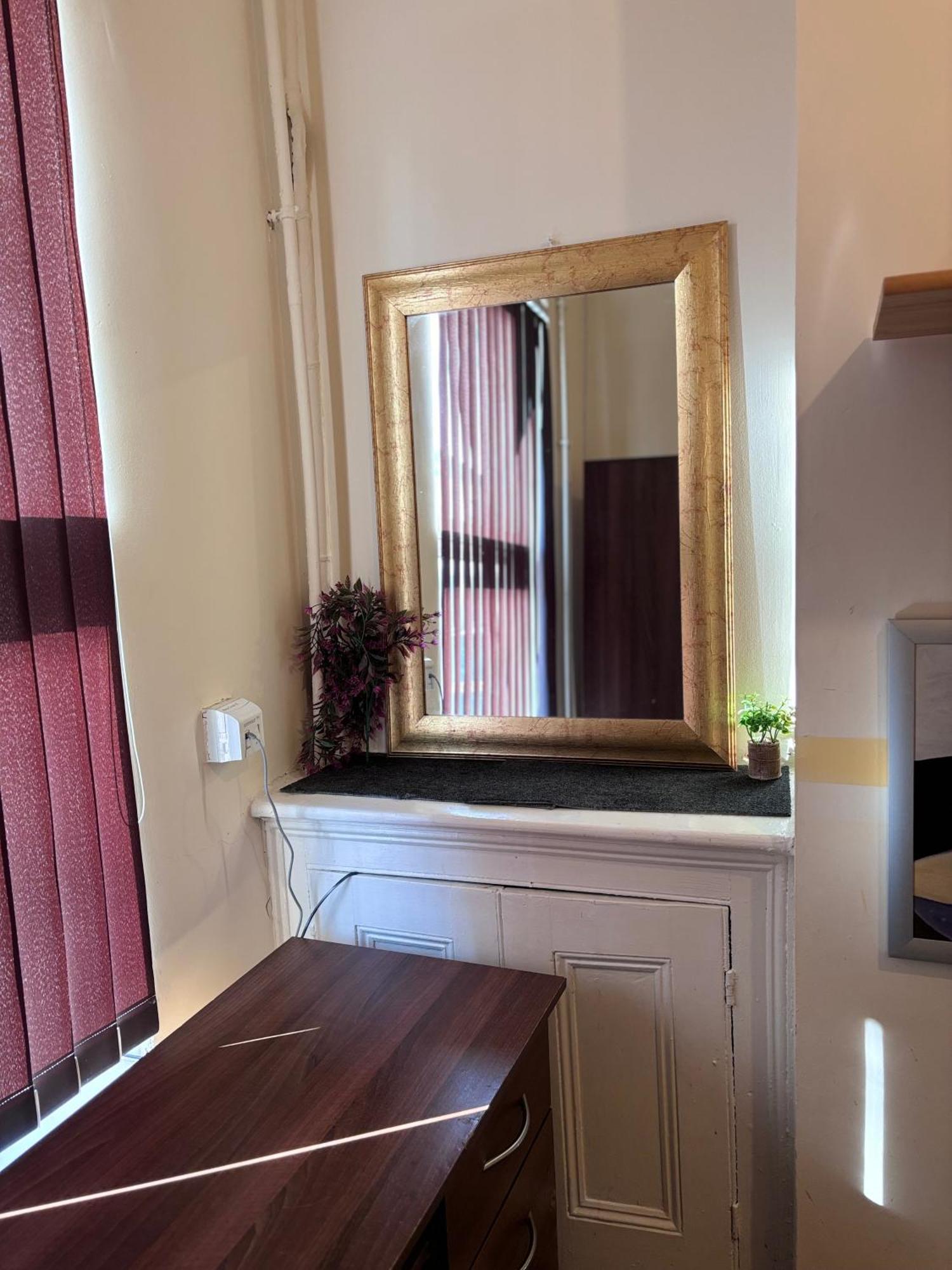 Lovely Within 5 Mins Walk To Train Station With Double And Single * Stoke-on-Trent